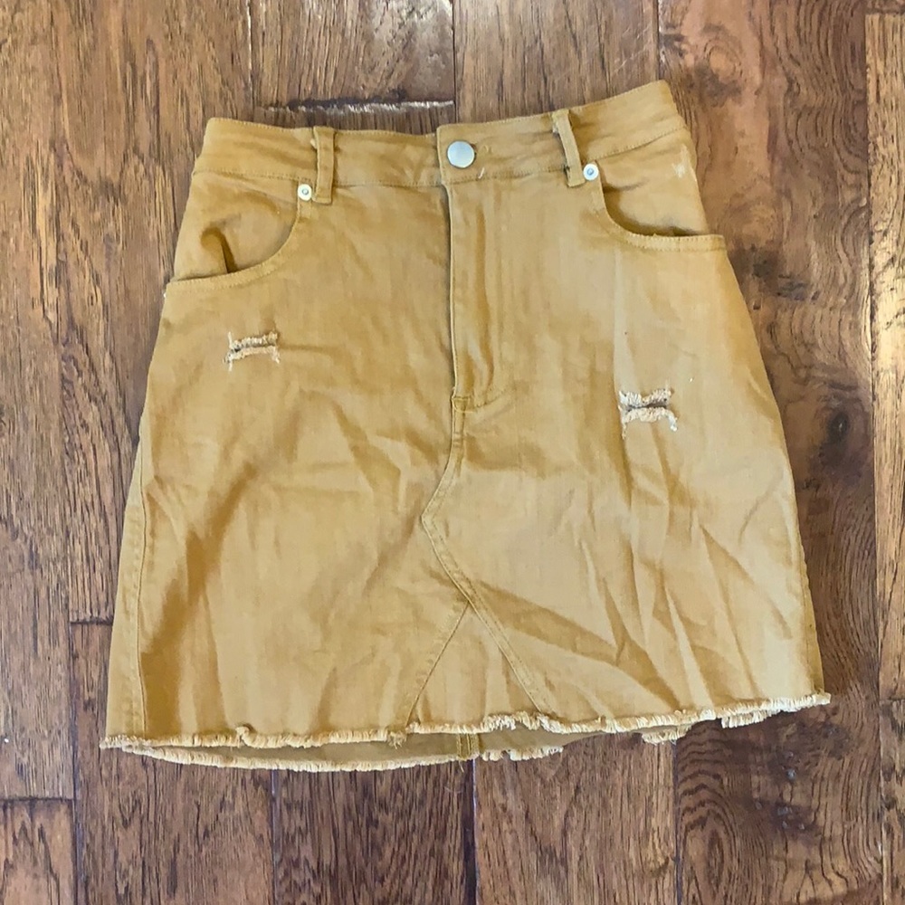 NEVER WORN MINI SKIRT. TAG